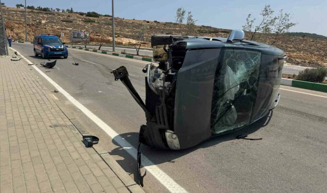 Kilis’in Atatürk Mahallesi’nde meydana gelen trafik kazasında bir ticari aracın