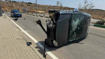 Kilis’in Atatürk Mahallesi’nde meydana gelen trafik kazasında bir ticari aracın