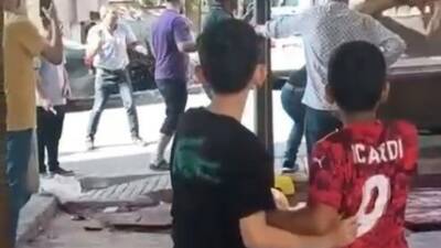 Şanlıurfa’da kamyonetten indirilmeye çalışılan kızgın boğa, kasaba kabusu yaşattı. Boğanın