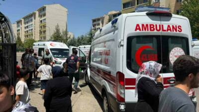 Diyarbakır’ın merkez Kayapınar ilçesinde bir binanın 4’üncü katındaki dairenin klima