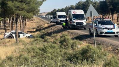 Şanlıurfa’nın Ceylanpınar ilçesinde kontrolden çıkan otomobilin şarampole devrilmesi sonucu meydana