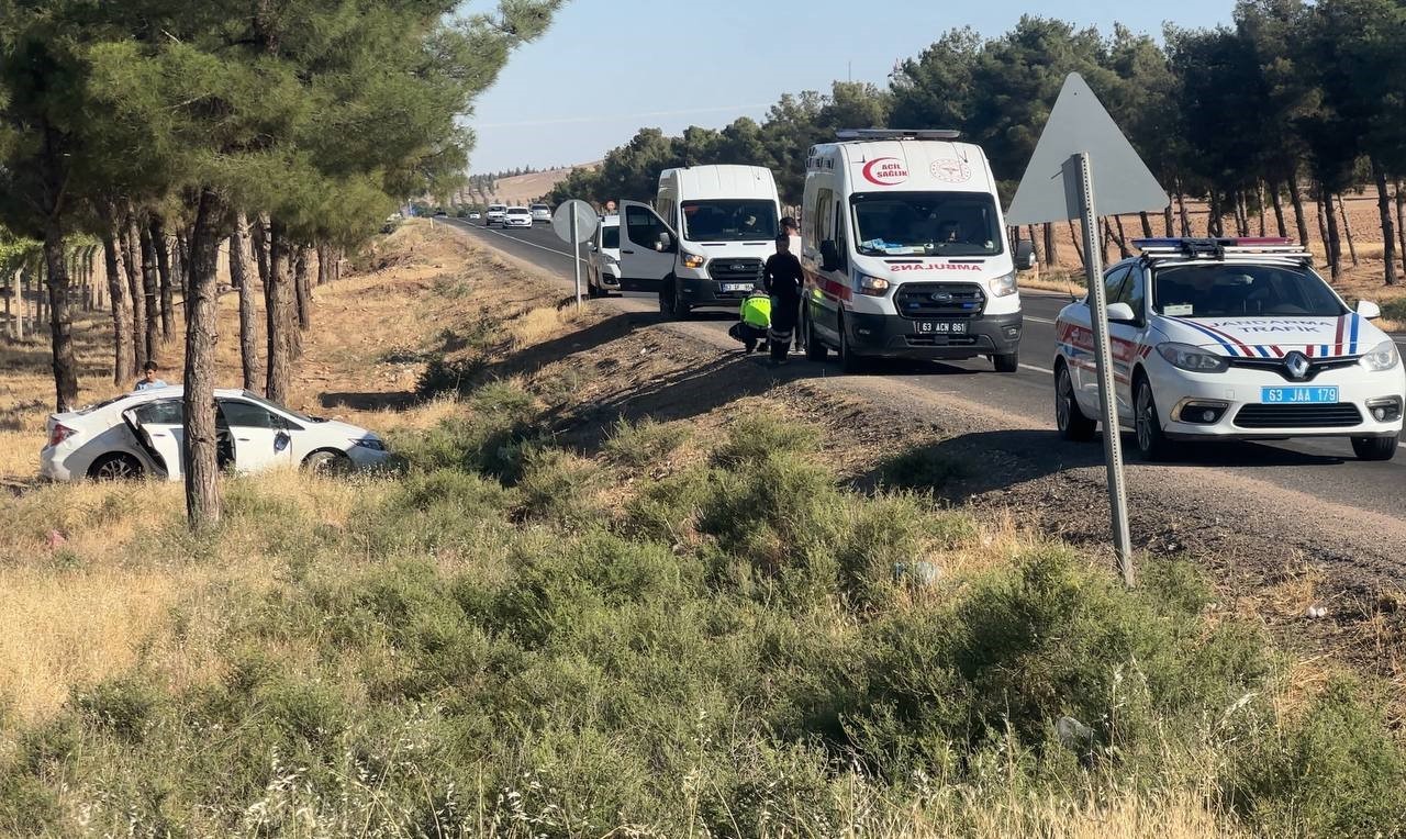 Şanlıurfa’nın Ceylanpınar ilçesinde kontrolden çıkan otomobilin şarampole devrilmesi sonucu meydana
