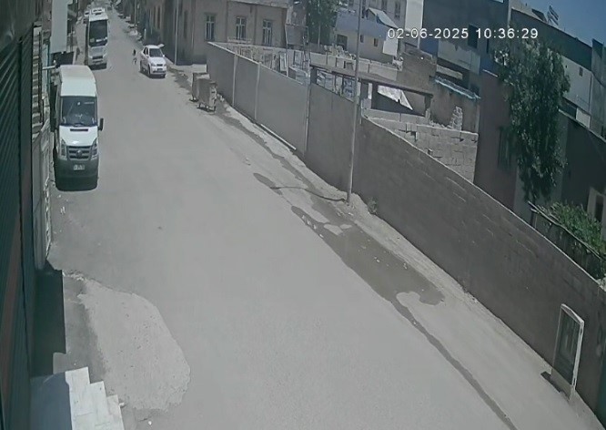 Şanlıurfa’nın Viranşehir ilçesinde otomobilin çarptığı 6 yaşındaki çocuk ağır yaralandı.