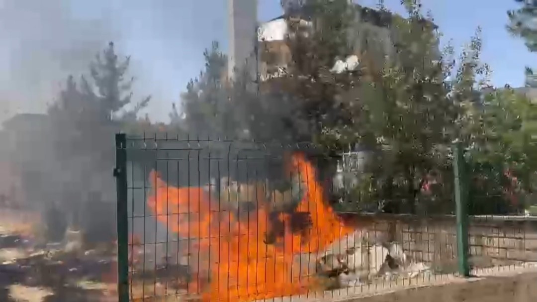 Siirt’in Kurtalan ilçesinde lojman bahçesinde çıkan yangın paniğe neden oldu.