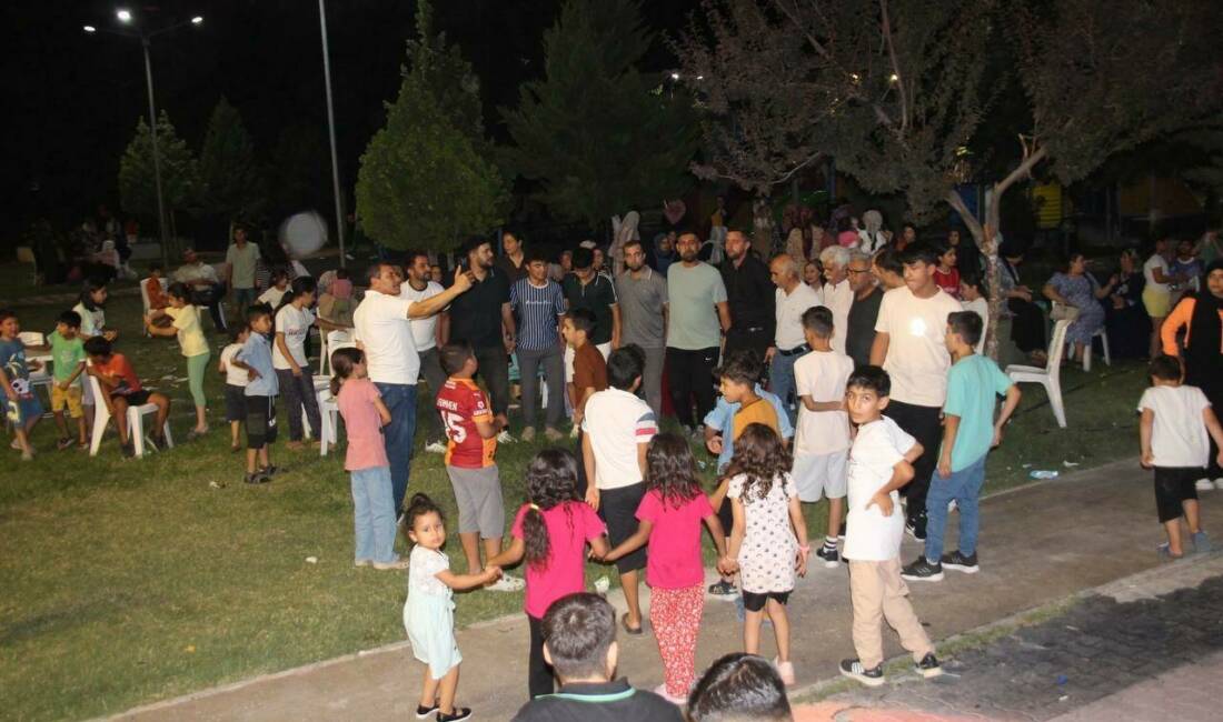 Şanlıurfa'nın Ceylanpınar ilçesindeki Turgut Özal Mahallesi Muhtarı Rıdvan Aydın, halkı
