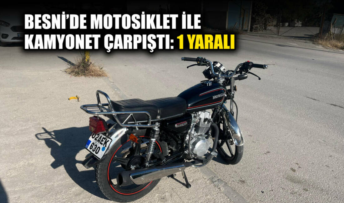 Besni’de Babalar Camii mevkiinde meydana gelen trafik kazasında motosiklet ile