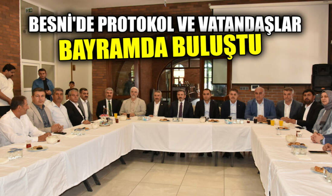 Besni’de Kurban Bayramı’nın ikinci gününde düzenlenen bayramlaşma töreni, yoğun katılımla