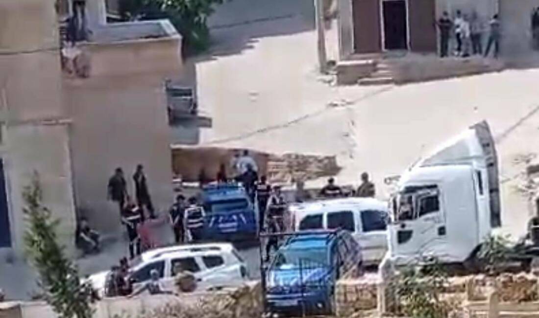 Mardin’de akrabalar arasında silahlı kavga: 1 ölü, 10 yaralı Mardin'de Artuklu ilçesine bağlı Kabala Mahallesi'nde akraba iki aile arasında