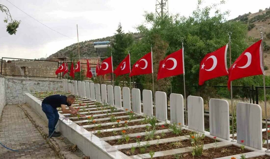 Mardin’de Kurban Bayramı öncesi şehit kabirlerine bakım yapıldı.