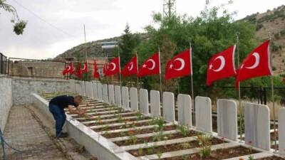 Mardin’de Kurban Bayramı öncesi şehit kabirlerine bakım yapıldı.
