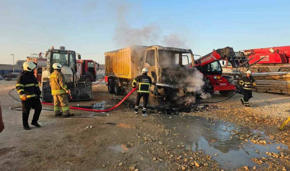 Mardin'in Artuklu ilçesinde bir hafriyat kamyonunda çıkan yangın, itfaiye ekipleri