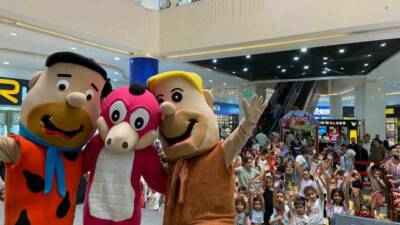 Mardian Mall’da, öğrencilere karne hediyesi olarak düzenlenen taş devri, pinokyo