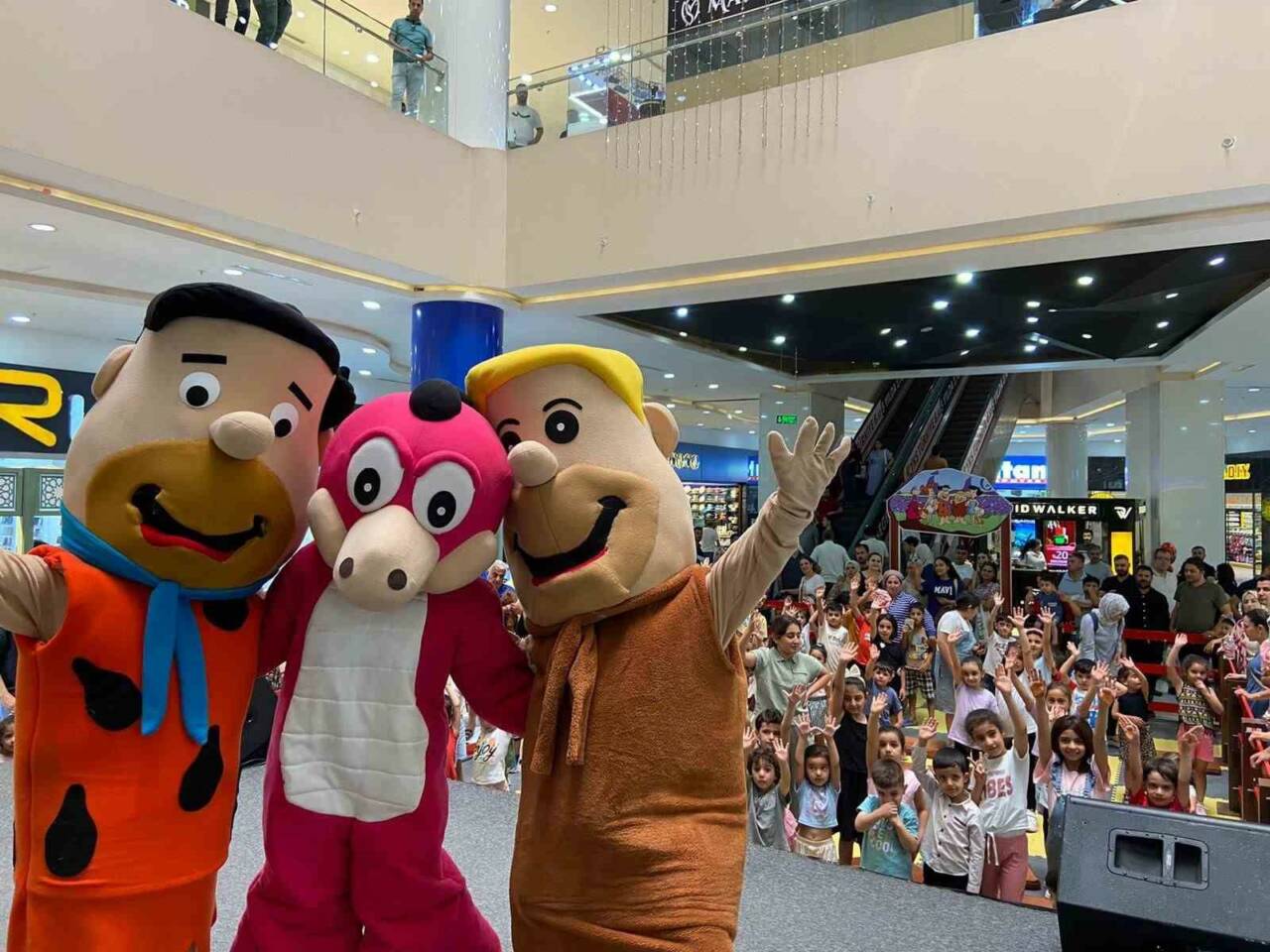 Mardian Mall’da, öğrencilere karne hediyesi olarak düzenlenen taş devri, pinokyo