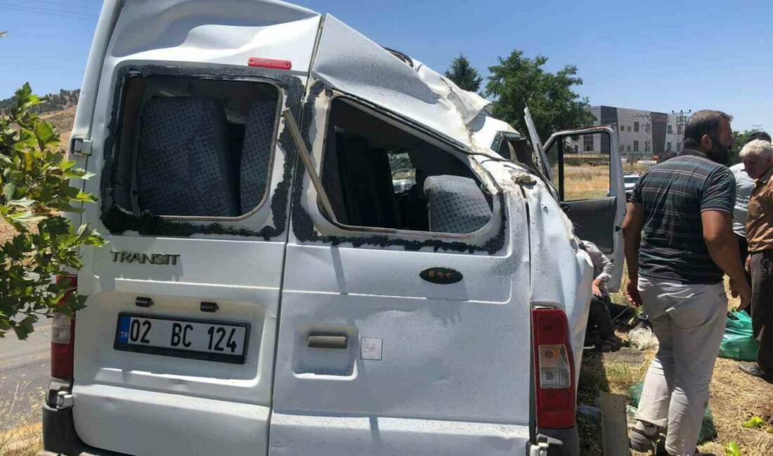 Adıyaman’da, kontrolden çıkan minibüsün takla atması sonucu meydana gelen kazada