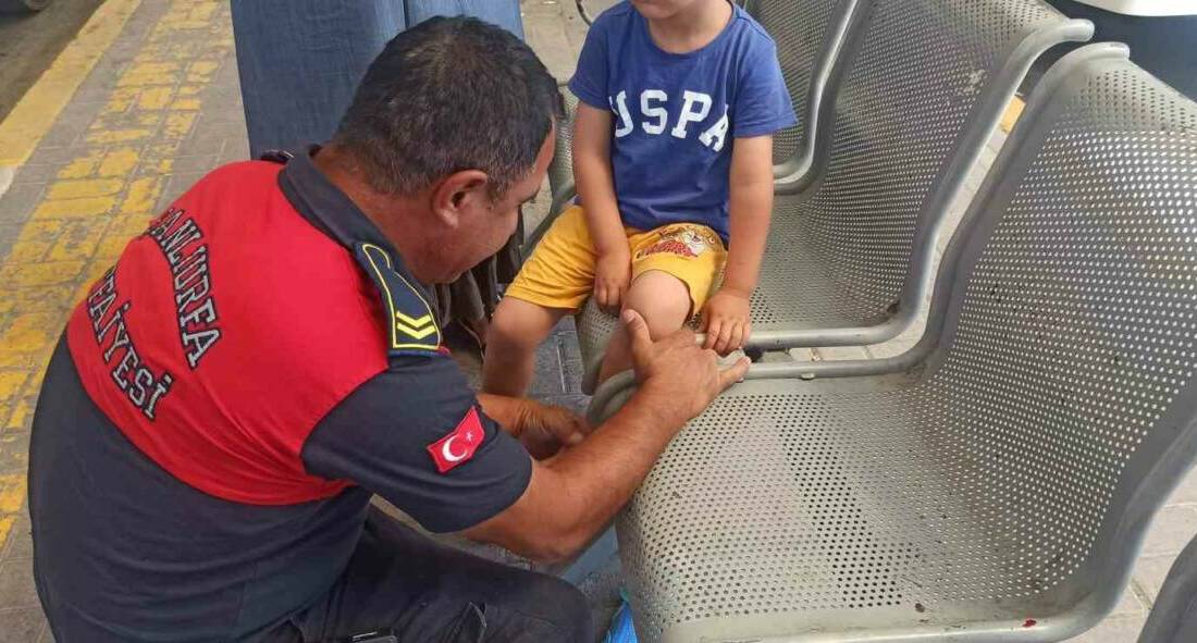 Şanlıurfa’da otobüs beklerken ayağı oturağın arasına sıkışan 5 yaşındaki çocuğun