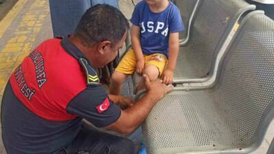Şanlıurfa’da otobüs beklerken ayağı oturağın arasına sıkışan 5 yaşındaki çocuğun