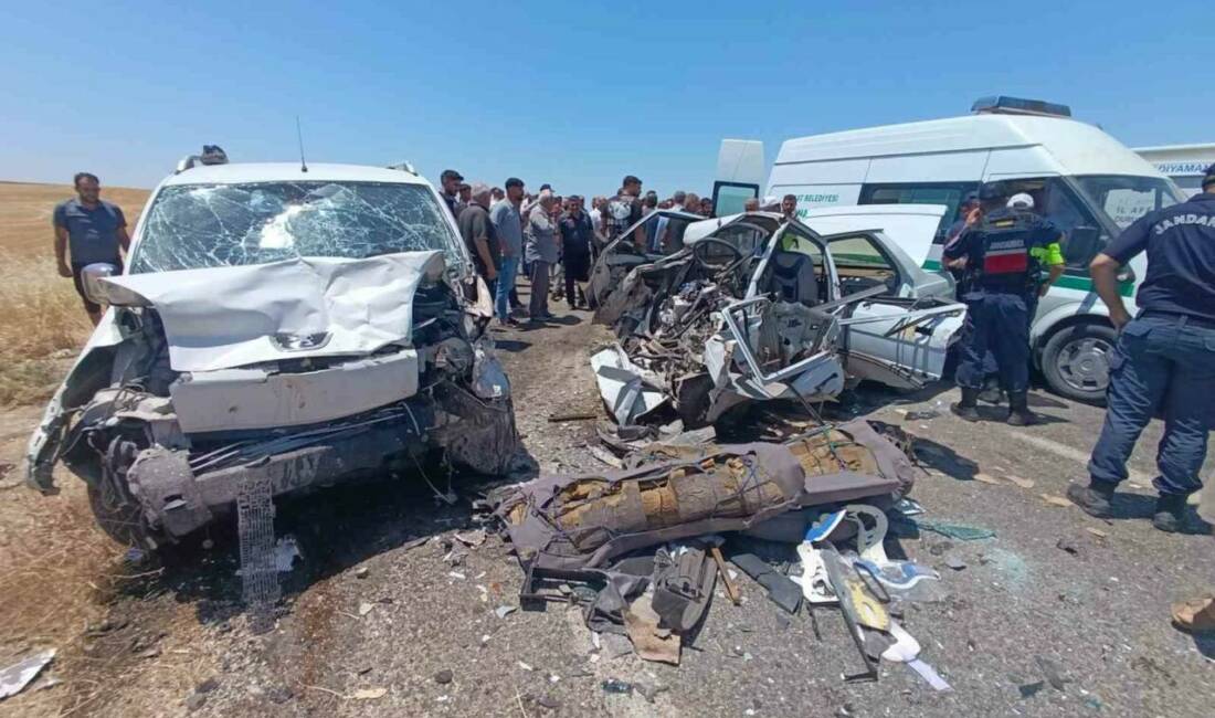Adıyaman’da, otomobil ile hafif ticari aracın kafa kafaya çarpışması sonucu
