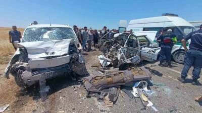 Adıyaman’da, otomobil ile hafif ticari aracın kafa kafaya çarpışması sonucu