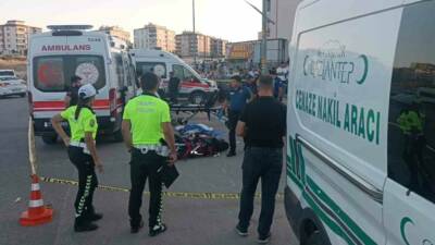 Gaziantep’te kavşakta otomobille çarpışan motosikletin genç sürücüsü hayatını kaybetti.
