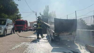 Siirt’te park halindeyken alev alan otomobil kullanılamaz hale geldi.