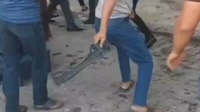 Şanlıurfa’nın Akçakale ilçesinde aralarında kadınların da bulunduğu pazar yerinde alışveriş