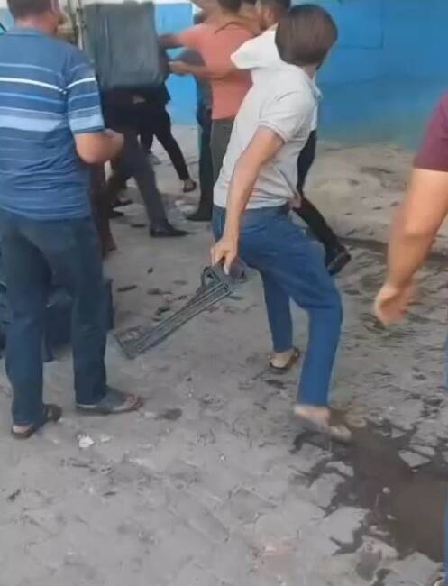 Şanlıurfa’nın Akçakale ilçesinde aralarında kadınların da bulunduğu pazar yerinde alışveriş