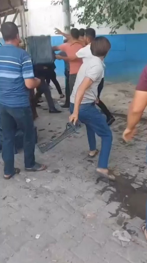 Şanlıurfa’nın Akçakale ilçesinde aralarında kadınların da bulunduğu pazar yerinde alışveriş