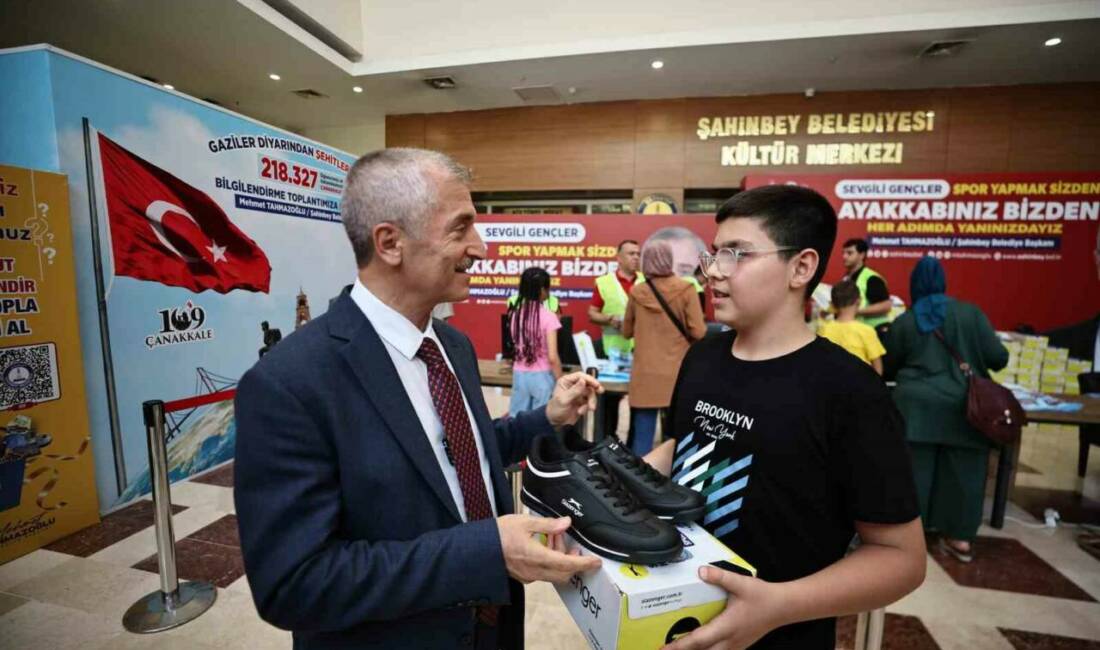 Şahinbey Belediye Başkanı Mehmet Tahmazoğlu öğrencilere karne hediyesi olarak spor