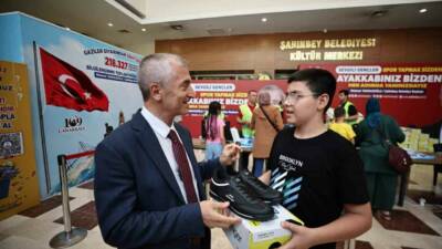 Şahinbey Belediye Başkanı Mehmet Tahmazoğlu öğrencilere karne hediyesi olarak spor