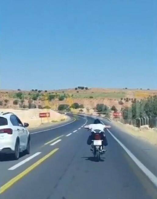 Şanlıurfa’da motosikletin üzerinde uzanarak süren sürücüye ceza Şanlıurfa’da trafikte güvenliği tehlikeye atacak şekilde motosiklet koltuğuna yüzüstü uzanarak