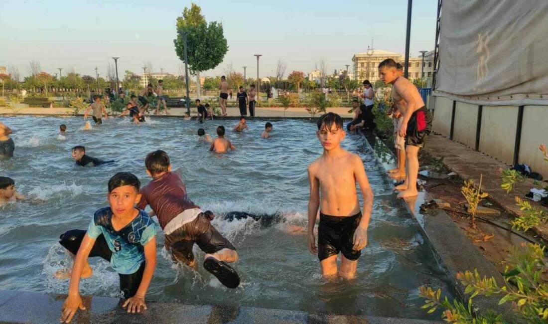 Şanlıurfa’da sıcak havada bunalan çocuklar süs havuzlarında serinledi.