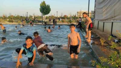 Şanlıurfa’da sıcak havada bunalan çocuklar süs havuzlarında serinledi.