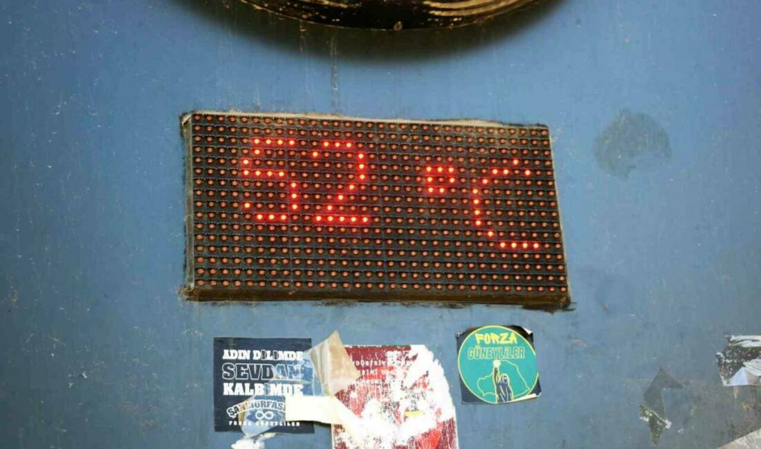 Şanlıurfa'da termometreler 52 dereceyi gösterdiği sıcak hava nedeniyle vatandaşlar parklara