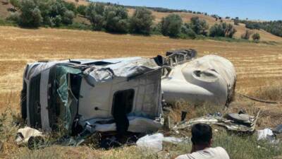 Adıyaman'ın Gölbaşı ilçesinde bir tırın şarampole yuvarlanması sonucu sürücü yaralandı.