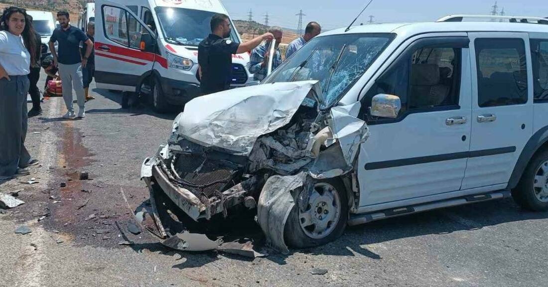 Siirt’te 2 hafif ticari aracın çarpıştığı kazada 4 kişi yaralandı.