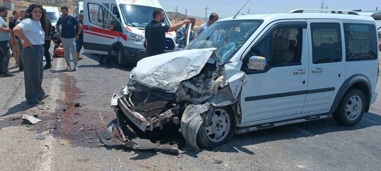 Siirt’te 2 hafif ticari aracın çarpıştığı kazada 4 kişi yaralandı.