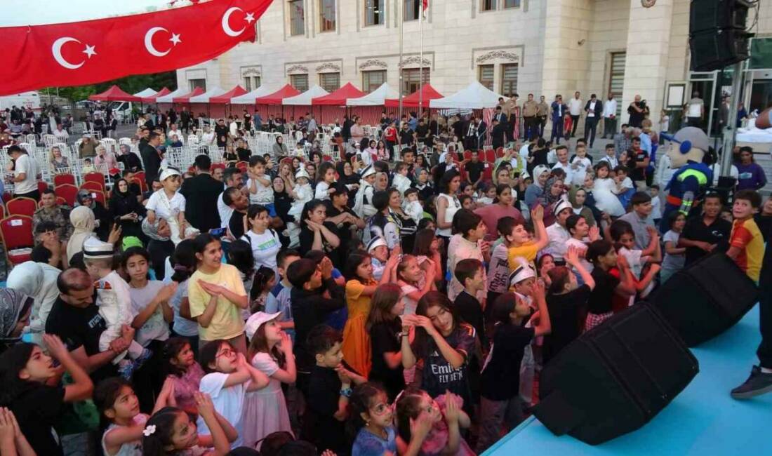 Siirt'te düzenlenen "Kirvem Polis Olsun Projesi" kapsamındaki etkinlikte 250 çocuk