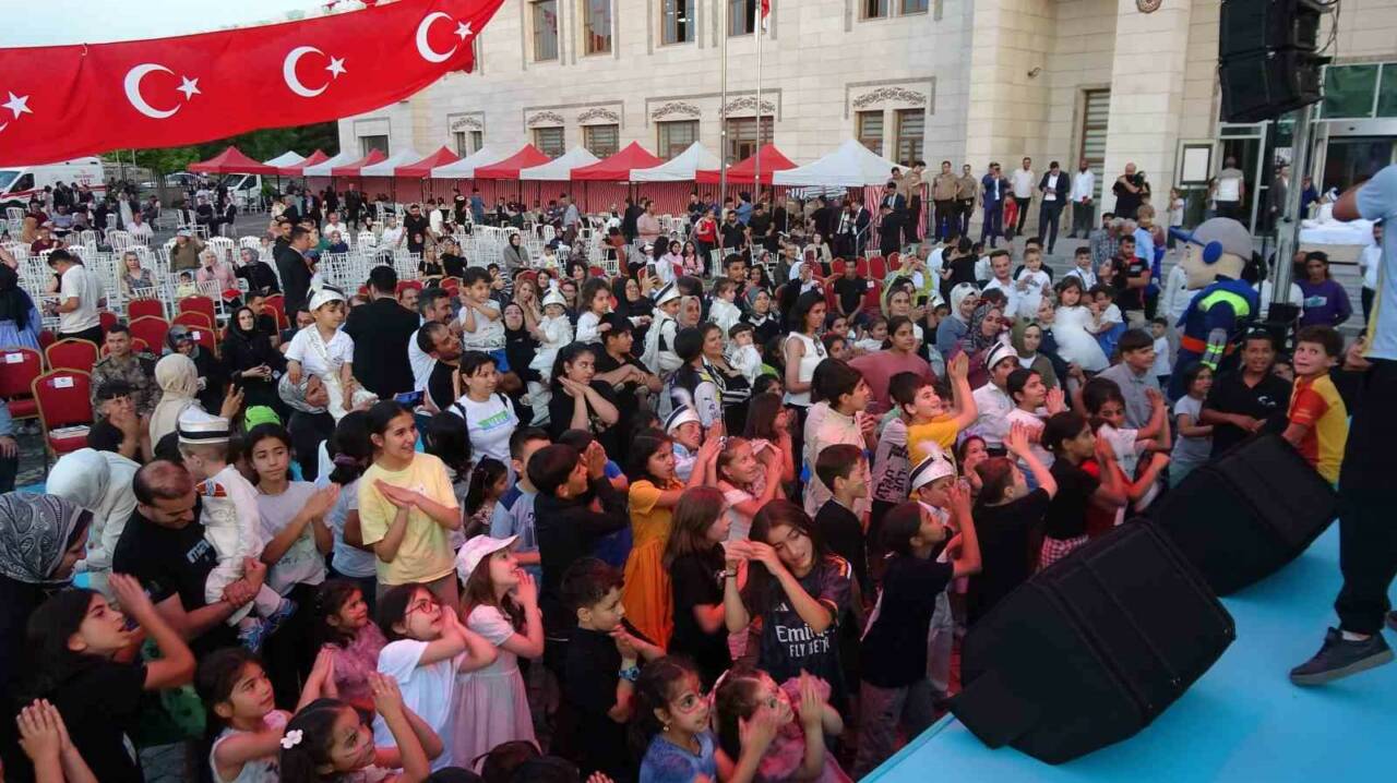Siirt'te düzenlenen "Kirvem Polis Olsun Projesi" kapsamındaki etkinlikte 250 çocuk