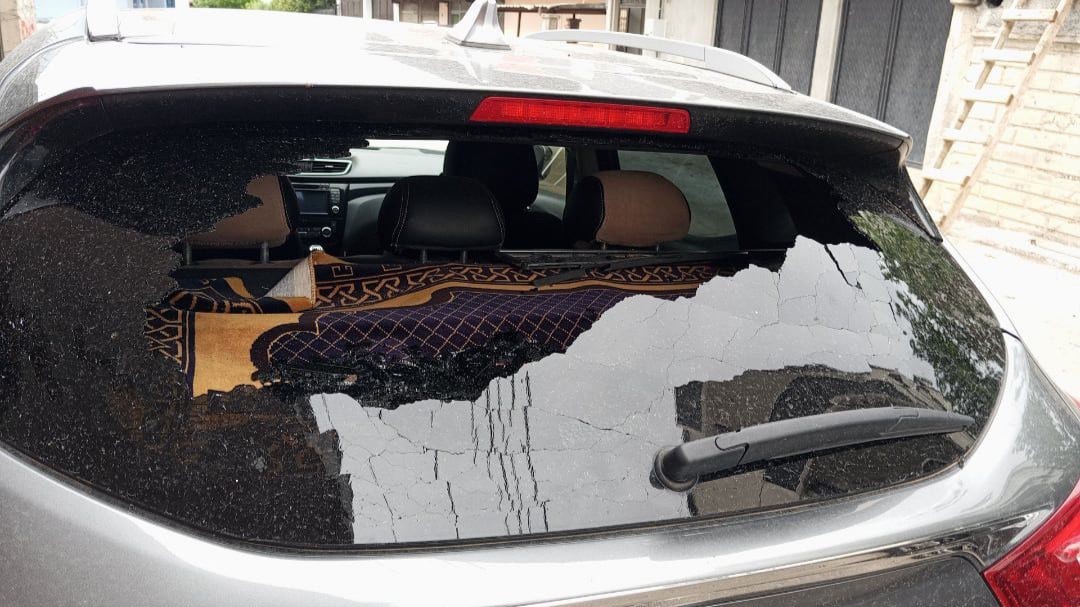 Siirt’te fırtına nedeniyle arabalar hasar aldı Siirt’in Kurtalan ilçesinde fırtına nedeniyle araçlar hasar aldı.