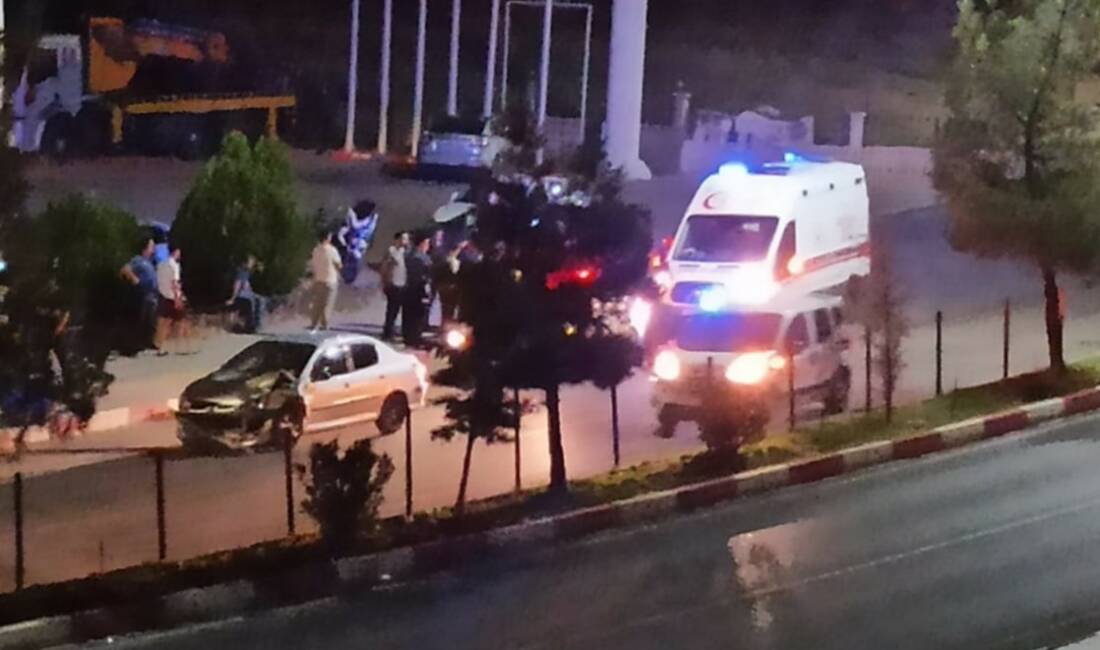 Siirt-Kurtalan yolunda iki otomobilin çarpışması sonucu araçlarda maddi hasar meydana