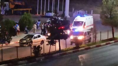 Siirt-Kurtalan yolunda iki otomobilin çarpışması sonucu araçlarda maddi hasar meydana