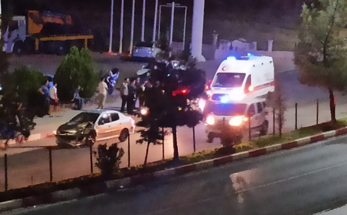 Siirt-Kurtalan yolunda iki otomobilin çarpışması sonucu araçlarda maddi hasar meydana
