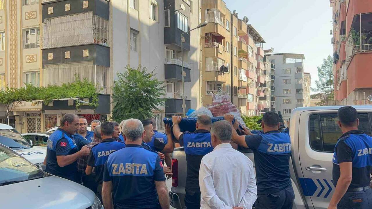 Siirt Belediyesi Zabıta Müdürlüğü ekipleri, seyyar satıcılara ve kaldırım işgallerine