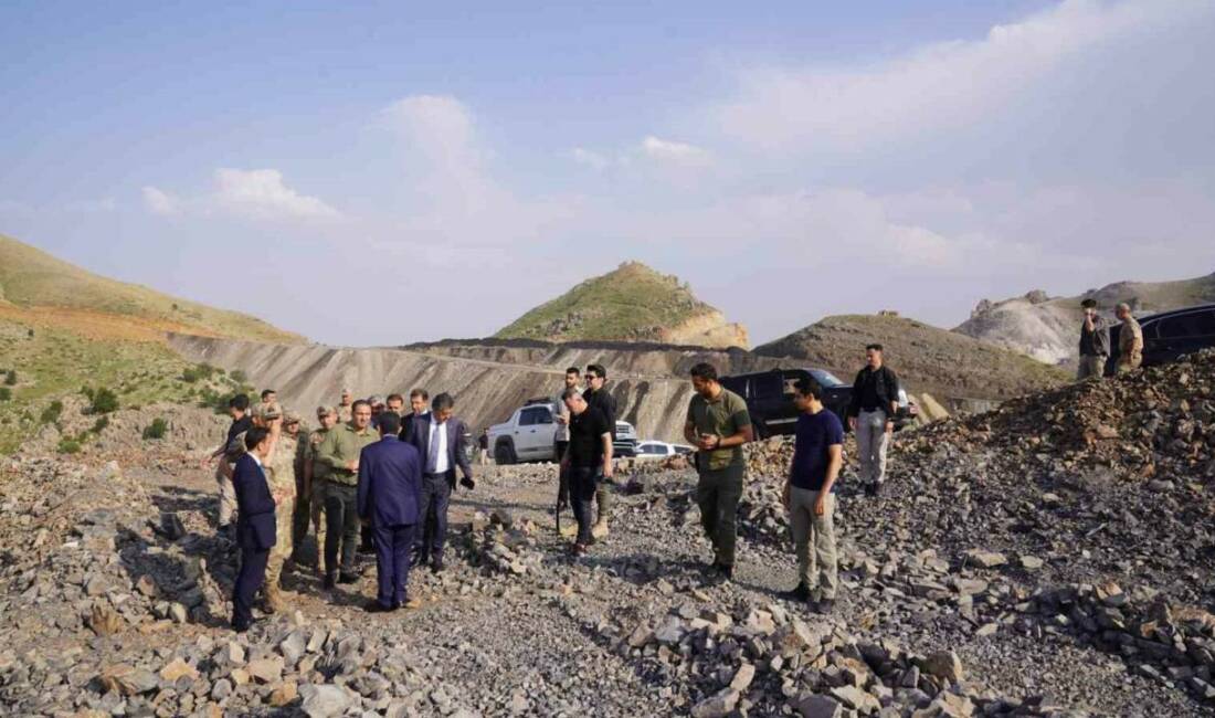 Şırnak Valisi Ekici’den Cudi Dağı’nda inceleme Şırnak Valisi Birol Ekici, Cudi Dağı Sefine bölgesinde yapımı planlanan