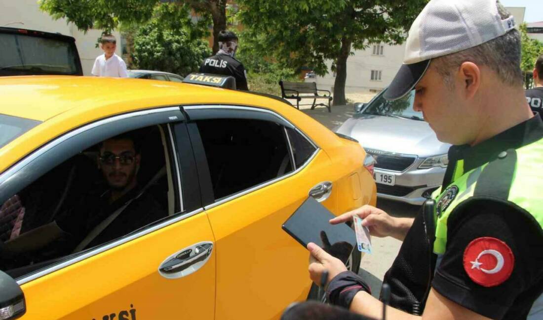 Şırnak'ta yapılan kent genelinde trafik ve asayiş uygulamasında araçlar kontrol