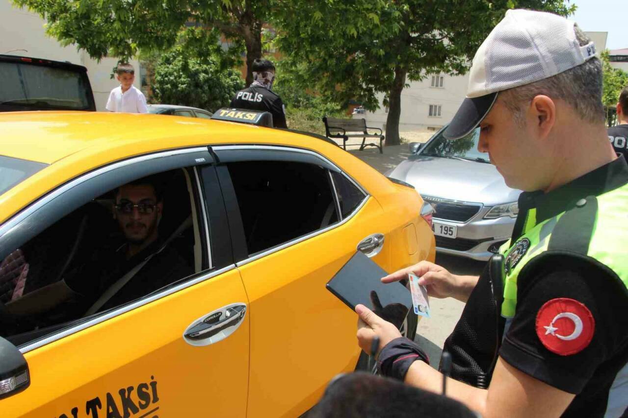 Şırnak'ta yapılan kent genelinde trafik ve asayiş uygulamasında araçlar kontrol