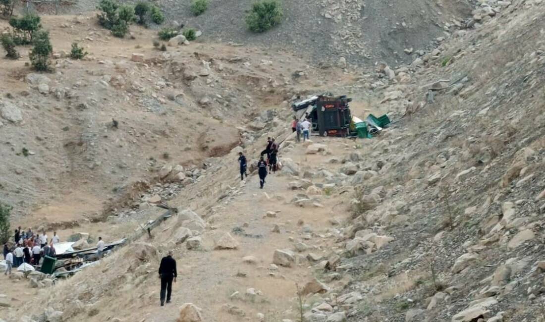 Şırnak’ta şarampole devrilen tırın sürücüsü ağır yaralandı.