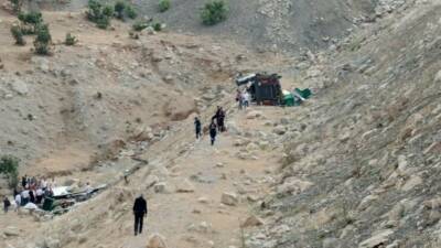 Şırnak’ta şarampole devrilen tırın sürücüsü ağır yaralandı.