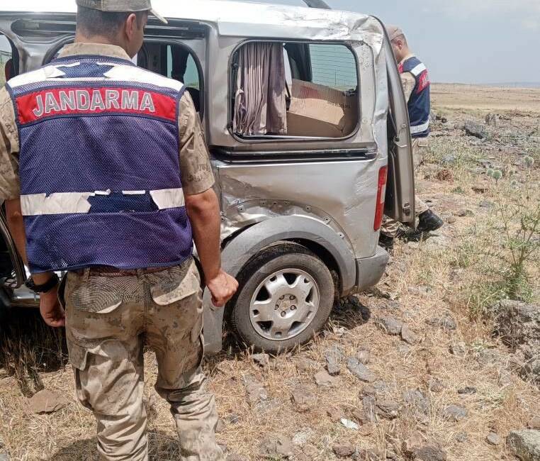 Şanlıurfa’nın Siverek ilçesinde hafif ticari araç, sürücünün direksiyon hâkimiyetini kaybetmesi