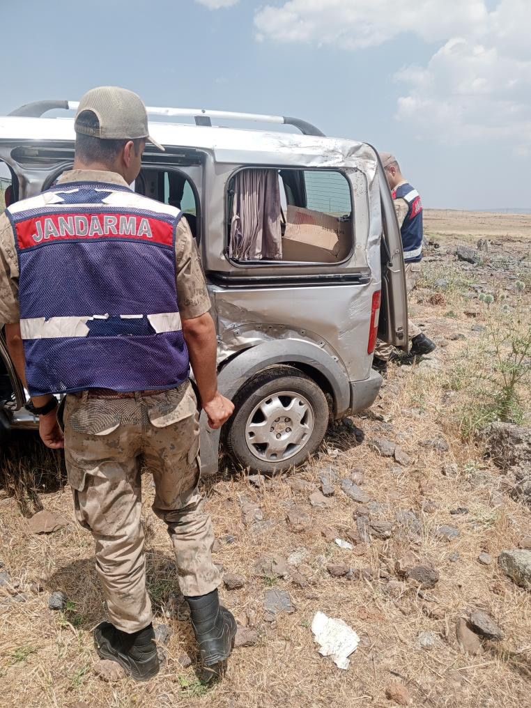 Şanlıurfa’nın Siverek ilçesinde hafif ticari araç, sürücünün direksiyon hâkimiyetini kaybetmesi